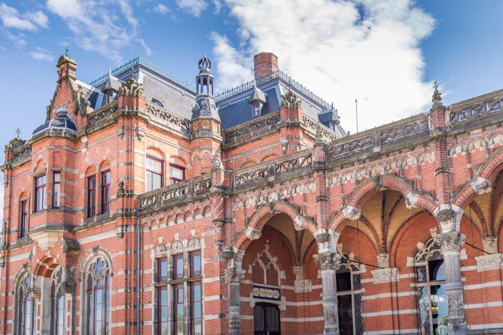 Het levendige hart van Groningen station