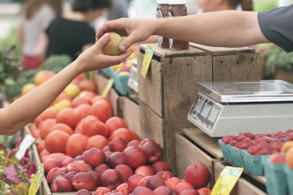 De levendige sfeer van de markt in Groningen