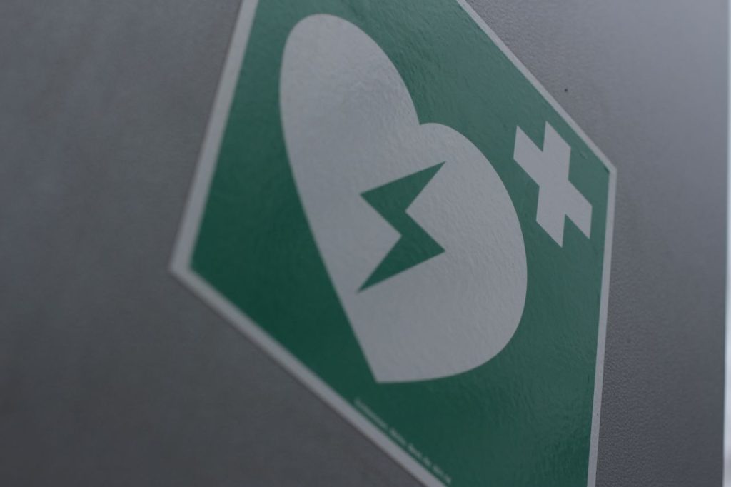 Een AED in je dorp: hoe Groningse buurten samen de hulpverlening sneller maken