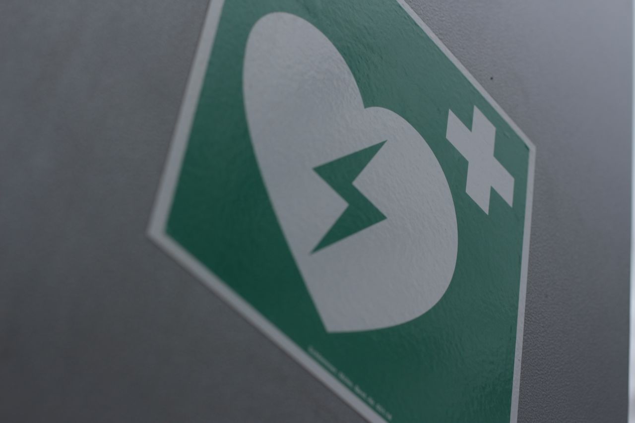Een AED in je dorp: hoe Groningse buurten samen de hulpverlening sneller maken